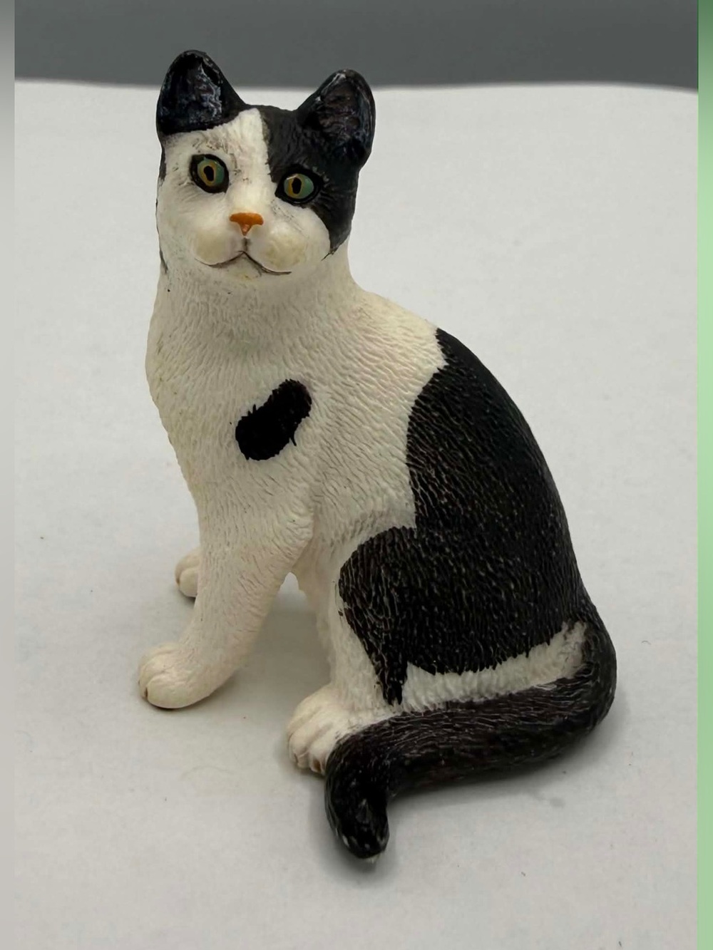 BLACK WHITE SITTING CAT by Schleich Toy 13637 RETIRED